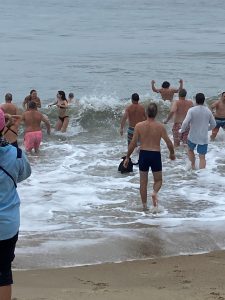 Fenwick Freeze participants diving into Atlantic Ocean on New Years Day 2022